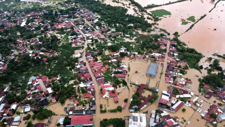 Pobladores de Morales, Izabal, continúan afectados por las inundaciones que dejaron las tormentas Iota y Eta. (Foto Prensa Libre: Stiven Oliva)