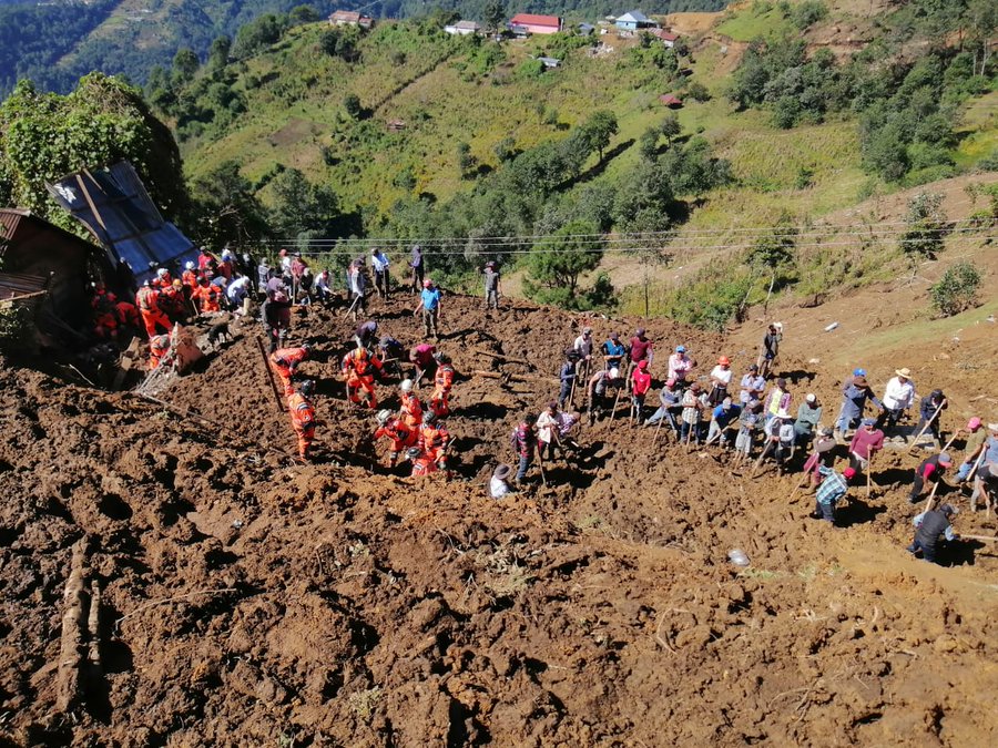 Brigadas buscan a personas en el deslave registrado en aldea Chibal, San Pedro Soloma, Huehuetenango. (Foto Prensa Libre: Conred) 
