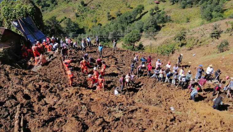 Brigadas buscan a personas en el deslave registrado en aldea Chibal, San Pedro Soloma, Huehuetenango. (Foto Prensa Libre: Conred) 