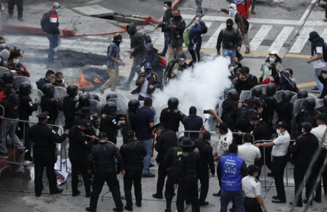 Desalojo de manifestantes frente al Congreso de la República. (Foto Prensa Libre: Esbin García)


