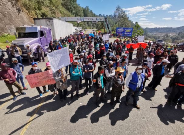 Pobladores se manifiestan contra el gobierno en el kilómetro 140 de la ruta Interamericana, Sololá. (Foto Prensa Libre: Carlos Hernández) 