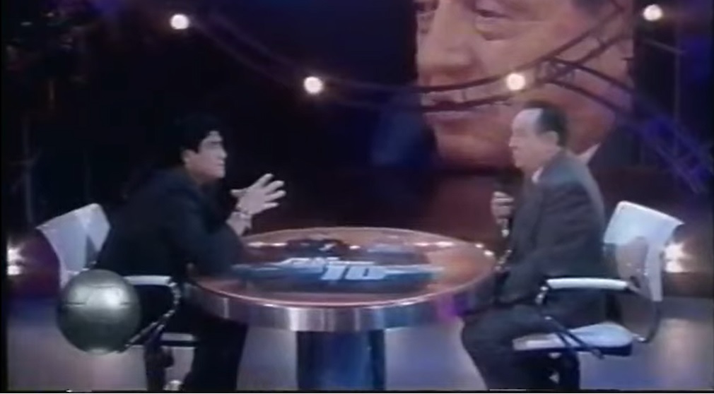 Diego Armando Maradona entrevista a Roberto Gómez Bolaños en su programa de televisión "La noche del 10" (Foto Prensa Libre: YouTube)