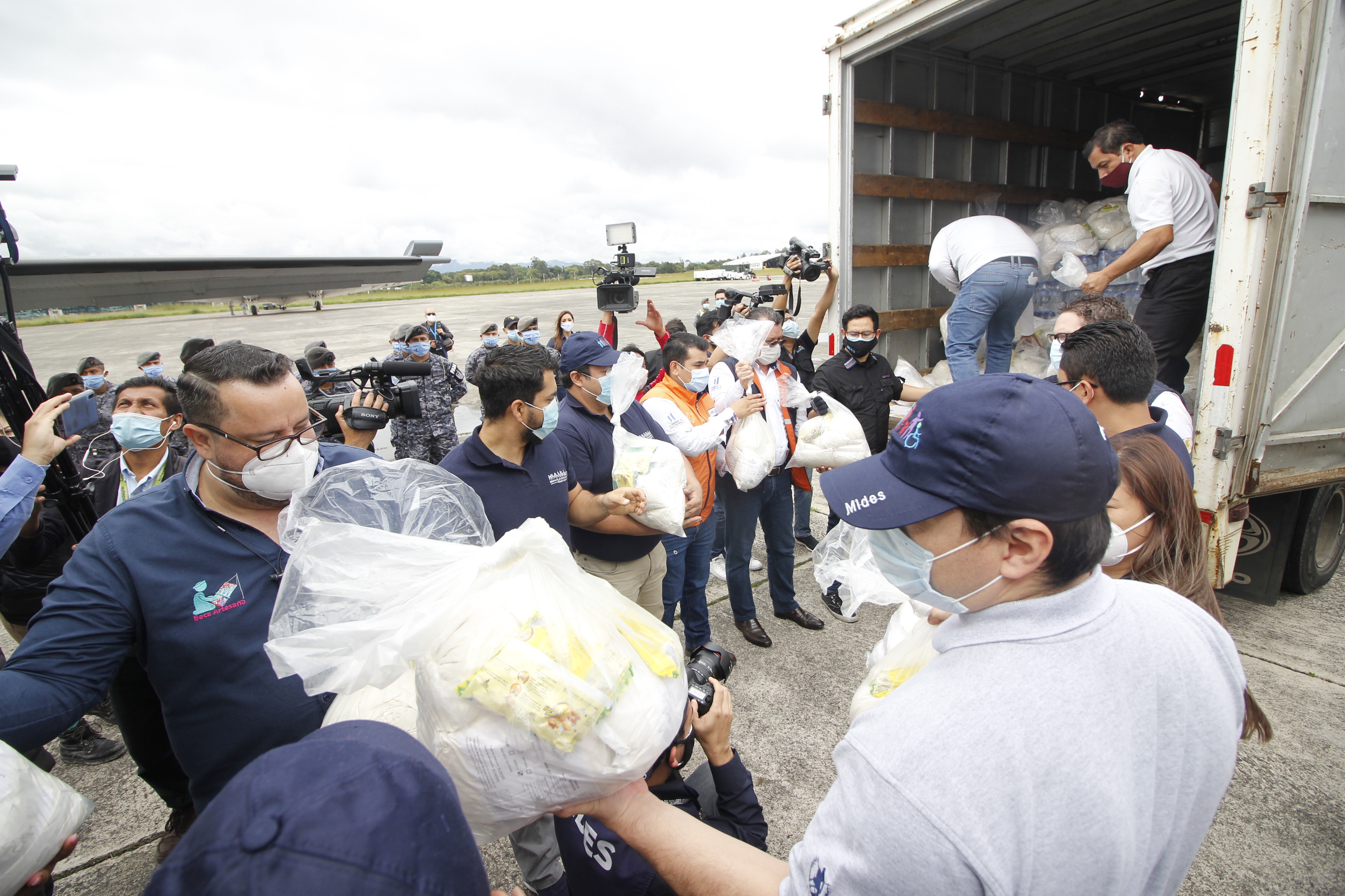 El ministerio de Desarrollo Social responde de forma inmediata y entrega alimentos por vía terrestre y aérea a los guatemaltecos damnificados. (Foto Prensa Libre: Imer Lucero)