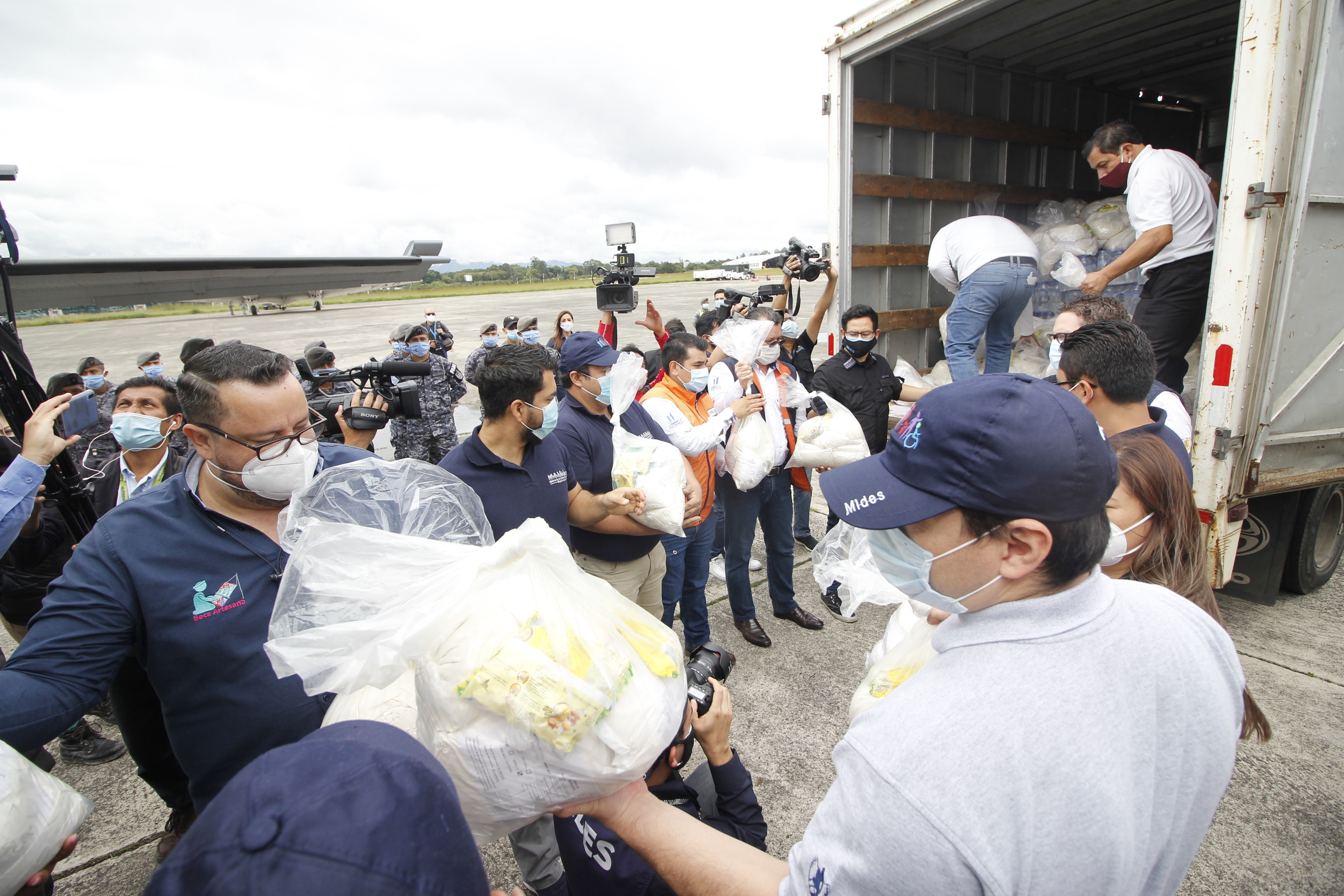 El ministerio de Desarrollo Social responde de forma inmediata y entrega alimentos por vía terrestre y aérea a los guatemaltecos damnificados. Foto Prensa Libre: Imer Lucero