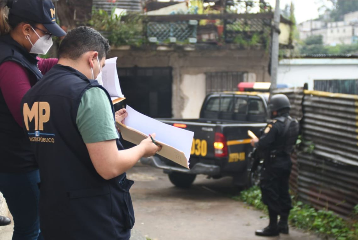 Agentes del MP y de la PNC durante uno de los cateos. (Foto Prensa Libre: MP)
