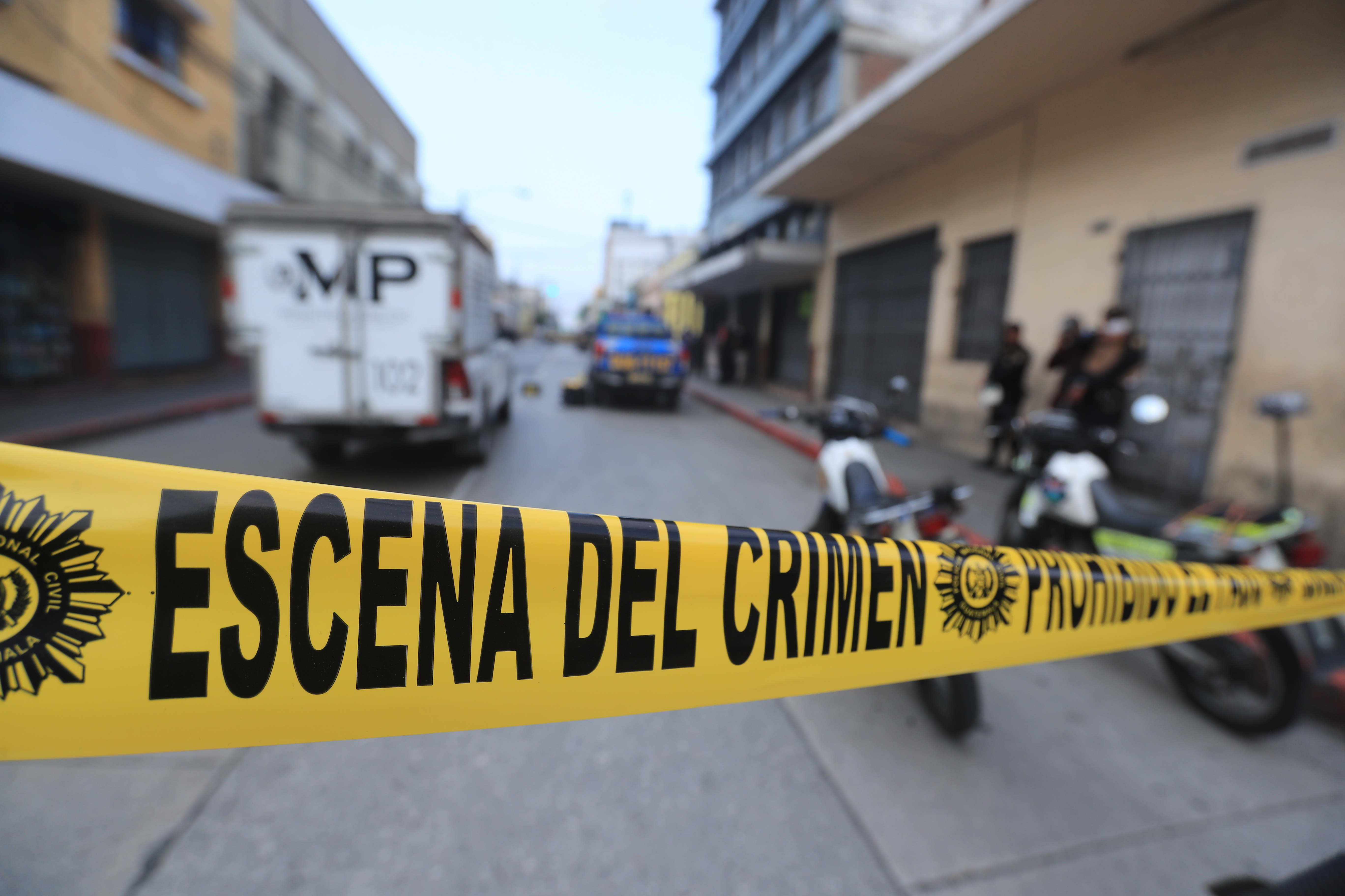 Autoridades recaban indicios en una escena del crimen. Foto Prensa Libre: Juan Diego González. 