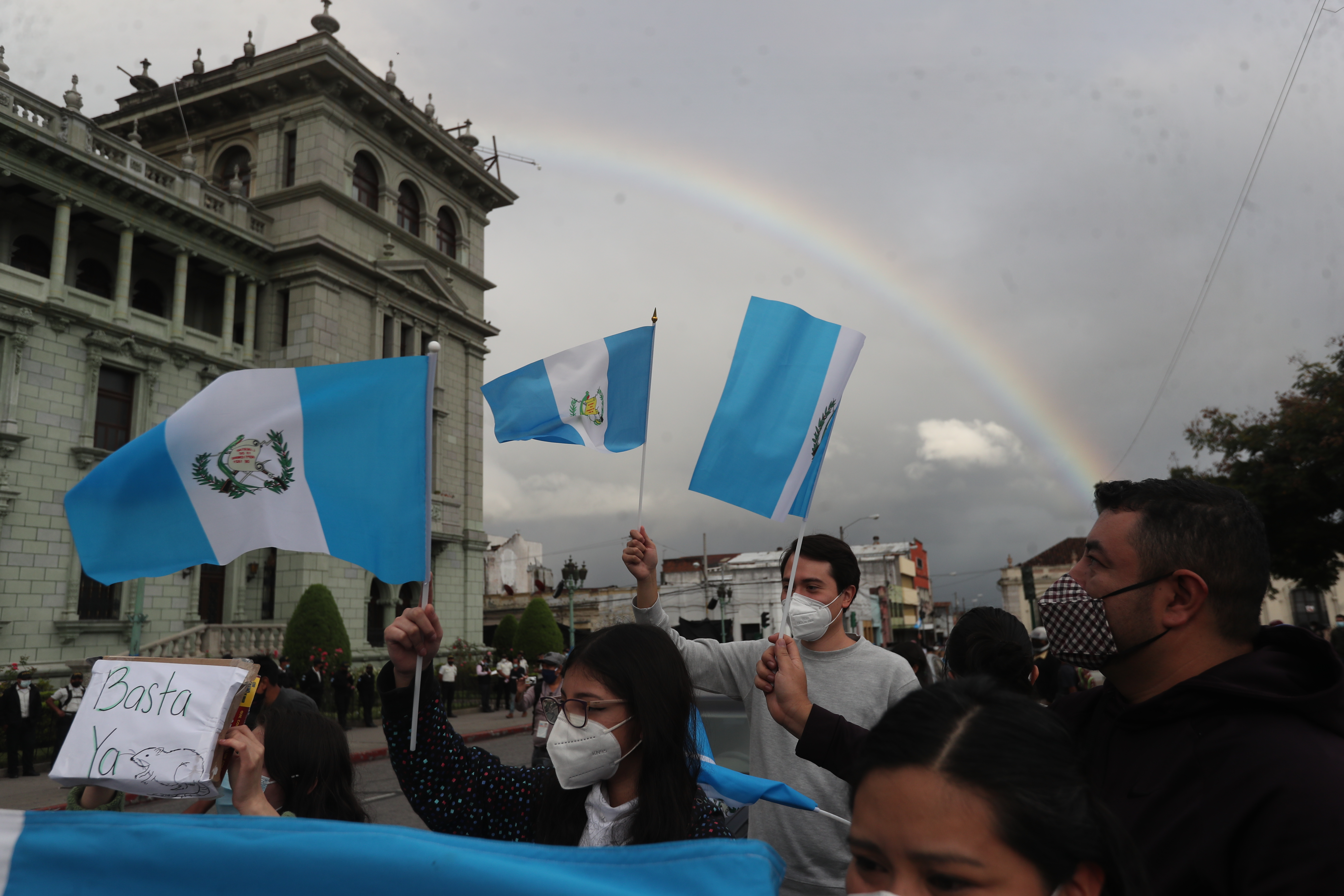 La aprobación del presupuesto de Q99 mil 700 millones generó protestas en contra de los diputados y el presidente Alejandro Giammattei. (Foto Prensa Libre: Érick Ávila)
