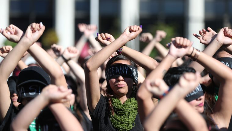 Grupos de mujeres se han manifestado en varias ciudades por la violencia contra este sector de la población. (Foto Prensa Libre: Miriam Figueroa)