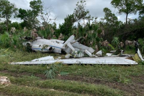 Narcoavioneta localizada esta madrugada del 9 de noviembre en aldea El Chico, Champerico, Retalhuleu. (Foto Prensa Libre: MP) 
