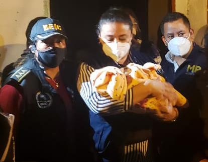Menor raptada fue rescatada en la zona 5 de la capital. (FOTO Prensa Libre: MP)
 
