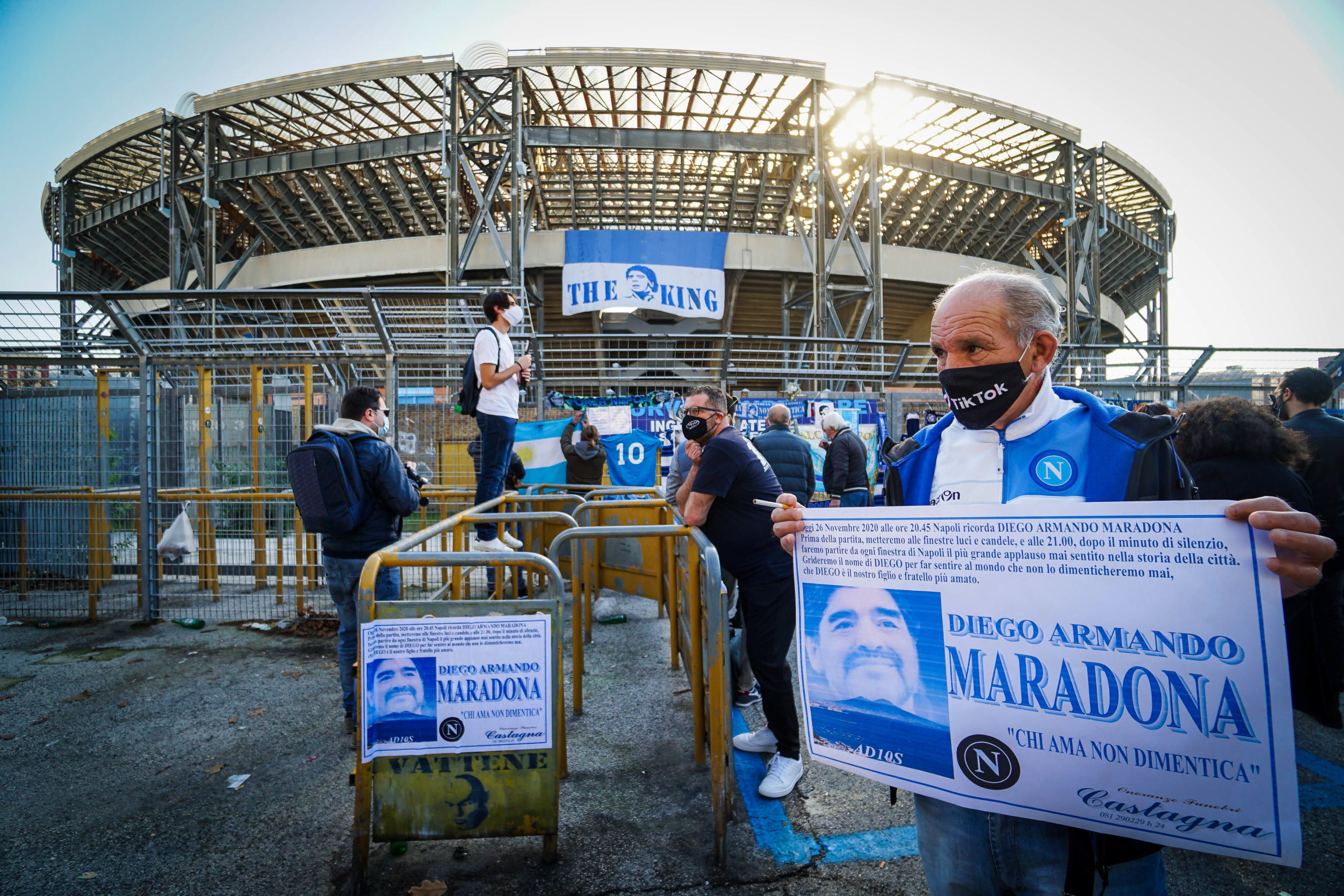 Aficionados le rinde tributo a Diego Armando Maradona, leyenda del Napoli de Italia. Foto Prensa Libre: EFE.