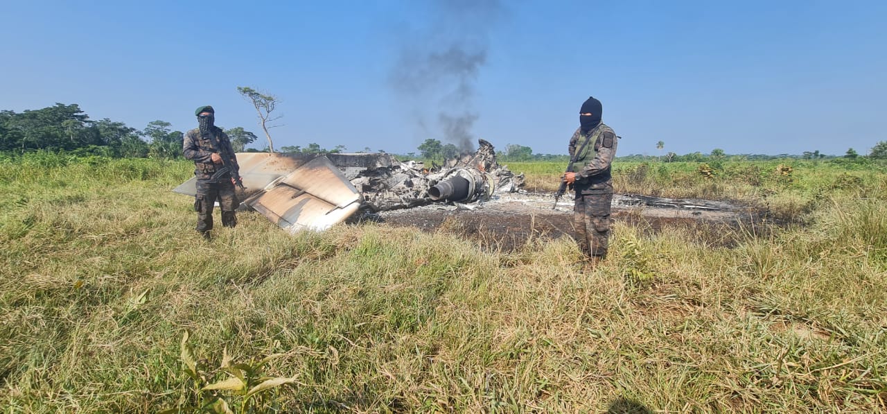 Soldados del Ejército de Guatemala resguardan una avioneta quemada hallada en el Parque Nacional Laguna del Tigre, Petén. (Foto Prensa Libre: Ejército de Guatemala)