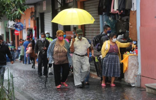Los guatemaltecos salen a las calles con mascarilla por los contagios de coronavirus. (Foto Prensa Libre: Érick Ávila)