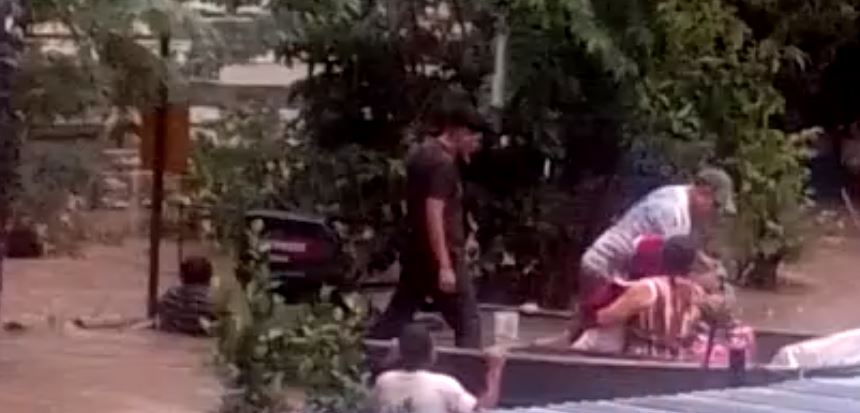 Pobladores se suben a los techos por las inundaciones en la finca Creek, en Los Amates, Izabal. (Foto Prensa Libre: Tomada de video) 