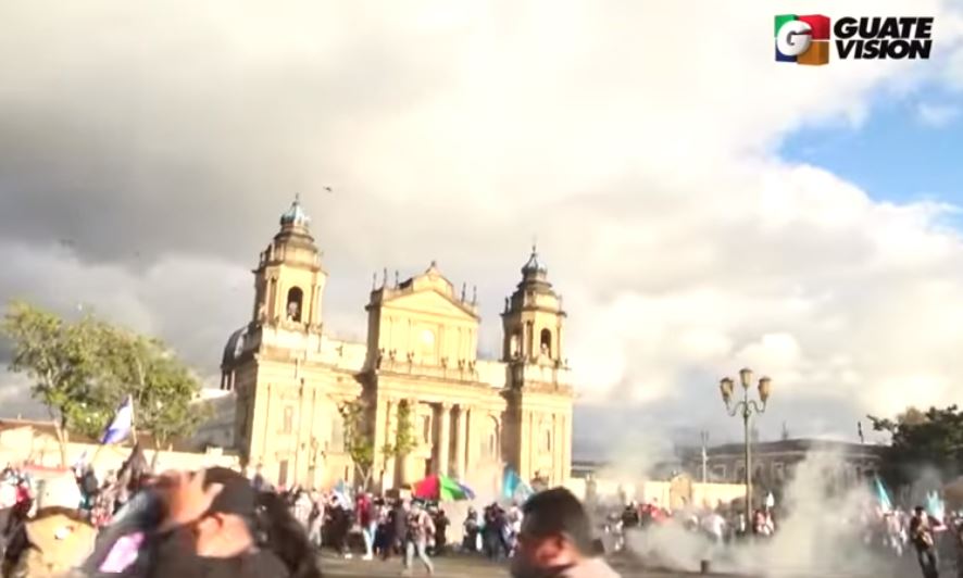 Momento del incidente en la Plaza de la Constitución. (Foto Prensa Libre: Tomada de video)
