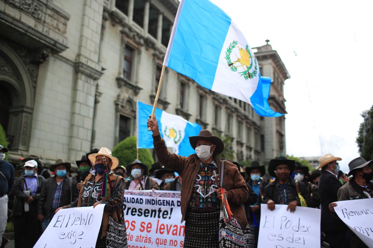 Guatemaltecos se reúnen en la Plaza de la Constitución para manifestar contra el gobierno. (Foto Prensa Libre: Carlos Hernández) 