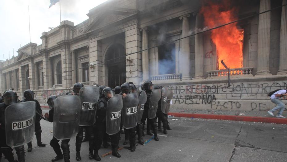 En las manifestaciones del 21 de noviembre hubo disturbios en el edificio del Congreso. (Foto Prensa Libre: Hemeroteca PL)