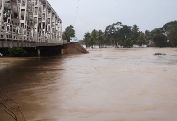 El río ha causado daños a puente en Ixcán. (Foto Prensa Libre: Ejército de Guatemala). 