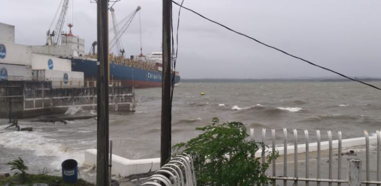 Viento fuerte en Puerto Barrios, Izabal, por la tormenta tropical Eta. (Foto Prensa Libre: Conred) 