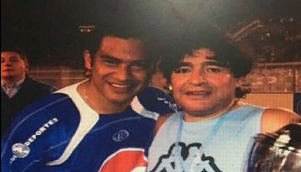 Carlos Ruiz y Diego Maradona jugaron en Guatemala en 2007. (Foto Prensa Libre: Tomada de @FishCr20)