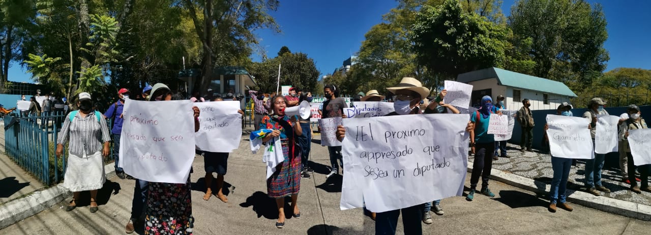 Representantes de organizaciones indígenas protestan frente al Centro Cultural Miguel Ángel Asturias. (Foto Prensa Libre: María José Bonilla)