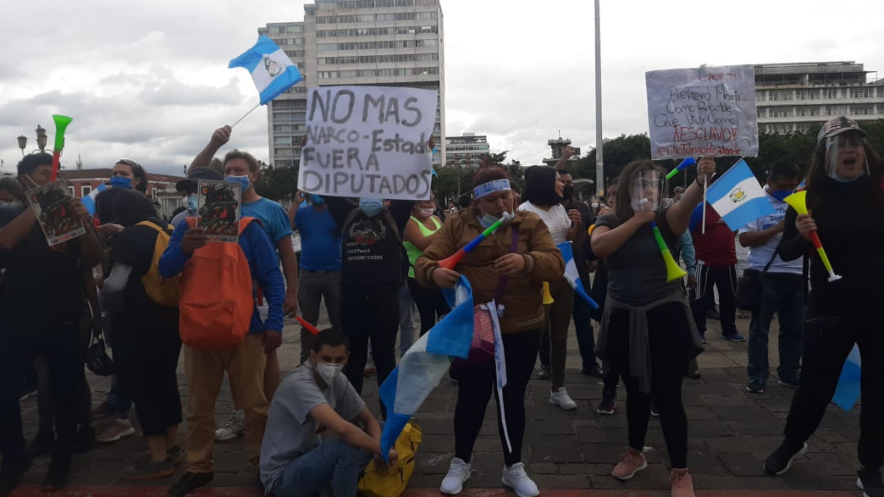 Manifestantes se reúnen en la plaza central para mostrar su rechazo al gobierno y al Congreso de la República en el segundo día consecutivo de protestas. (Foto Prensa Libre: Andrea Domínguez)