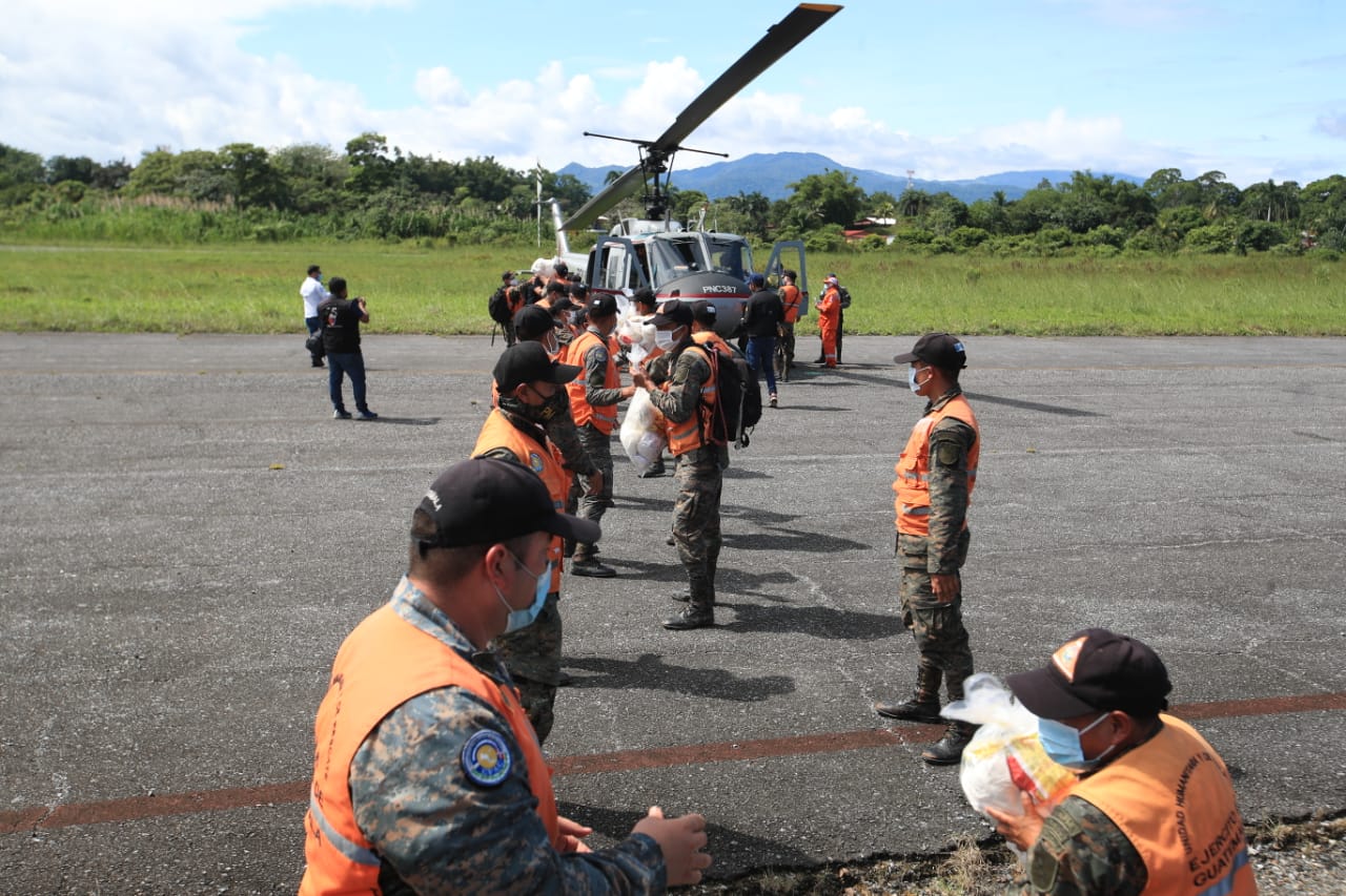 La vía aérea ha sido la única forma de llevar ayuda a miles de guatemaltecos afectados por las inundaciones que dejó Eta. (Foto Prensa Libre: Carlos H. Ovalle)