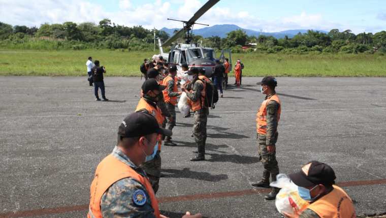 La vía aérea ha sido la única forma de llevar ayuda a miles de guatemaltecos afectados por las inundaciones que dejó Eta. (Foto Prensa Libre: Carlos H. Ovalle)