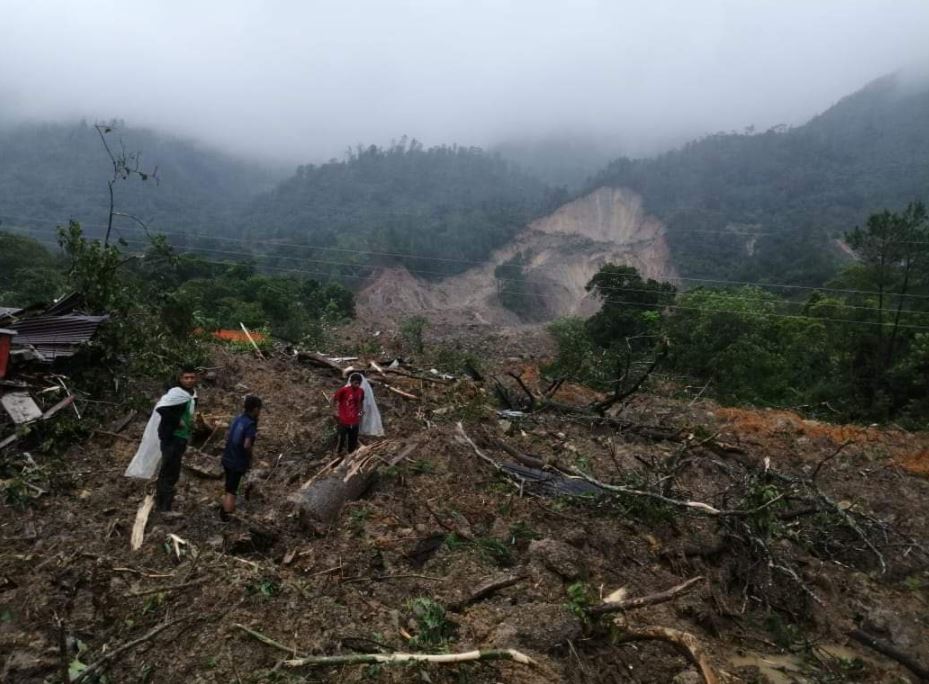 Un derrumbe soterró varias casas en Quejá, San Cristóbal Verapaz, Alta Verapaz, y se teme que  haya unas 100 personas muertas. (Foto Prensa Libre: Óscar Caal)