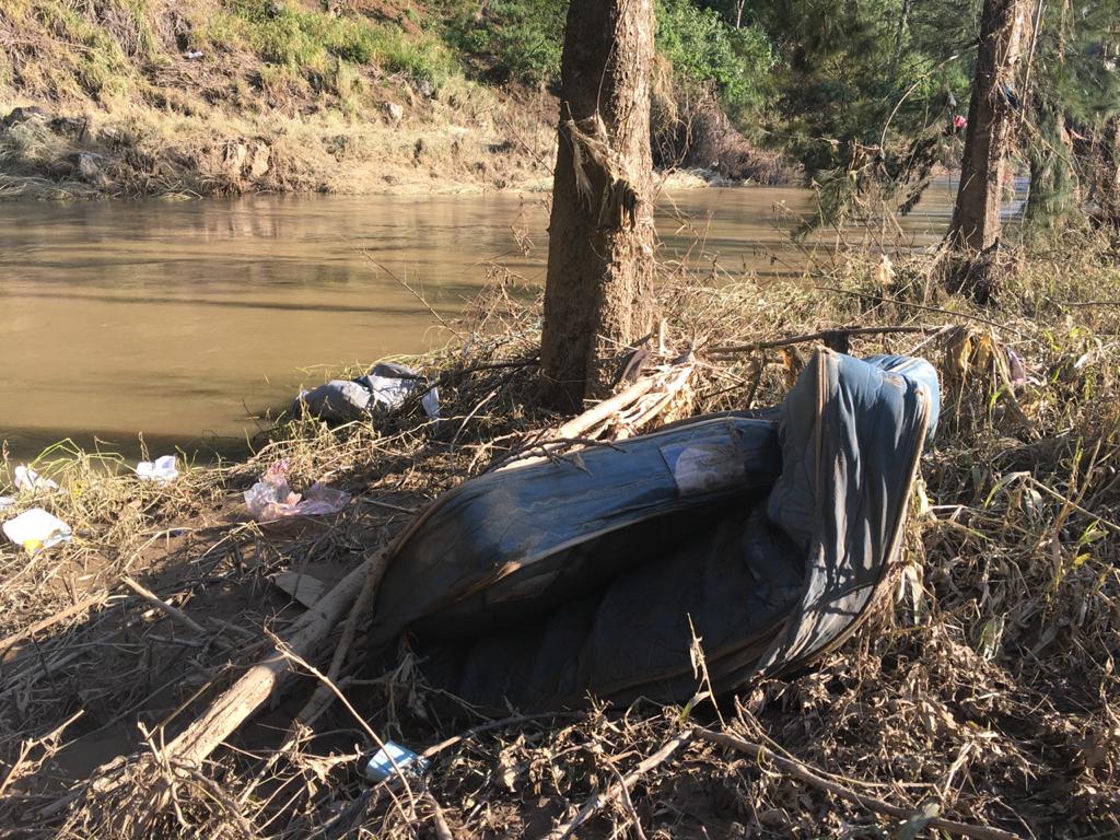 Colchones, contenedores y grandes objetos arrastrados por efectos de depresión tropical Eta en el río Cahabón, Cobán, Alta Verapaz. (Foto Prensa Libre: Cortesía)