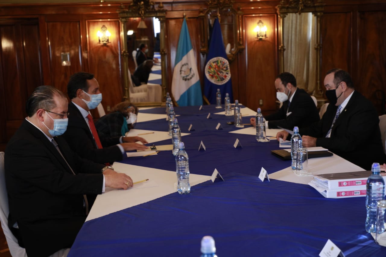 Delegados de la OEA se reunieron ayer con el presidente Alejandro Giammattei y sus ministros. (Foto Prensa Libre: AGN)