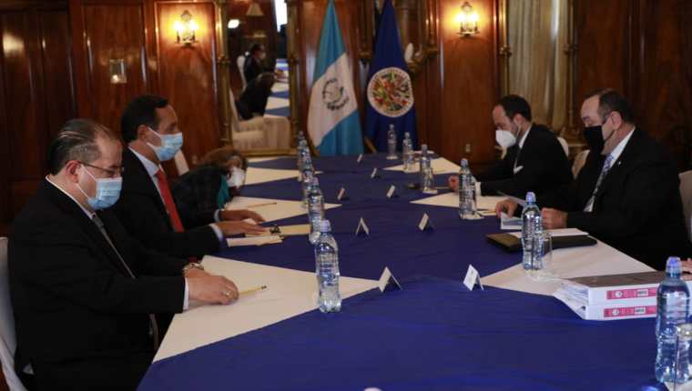 Delegados de la OEA se reunieron ayer con el presidente Alejandro Giammattei y sus ministros. (Foto Prensa Libre: AGN)
