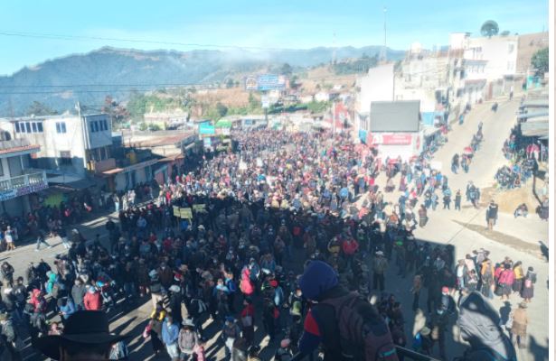 Manifestantes cierran paso en aldea Los Encuentros, en el km 129 de la ruta Interamericana. (Foto Prensa Libre: Héctor Cordero)