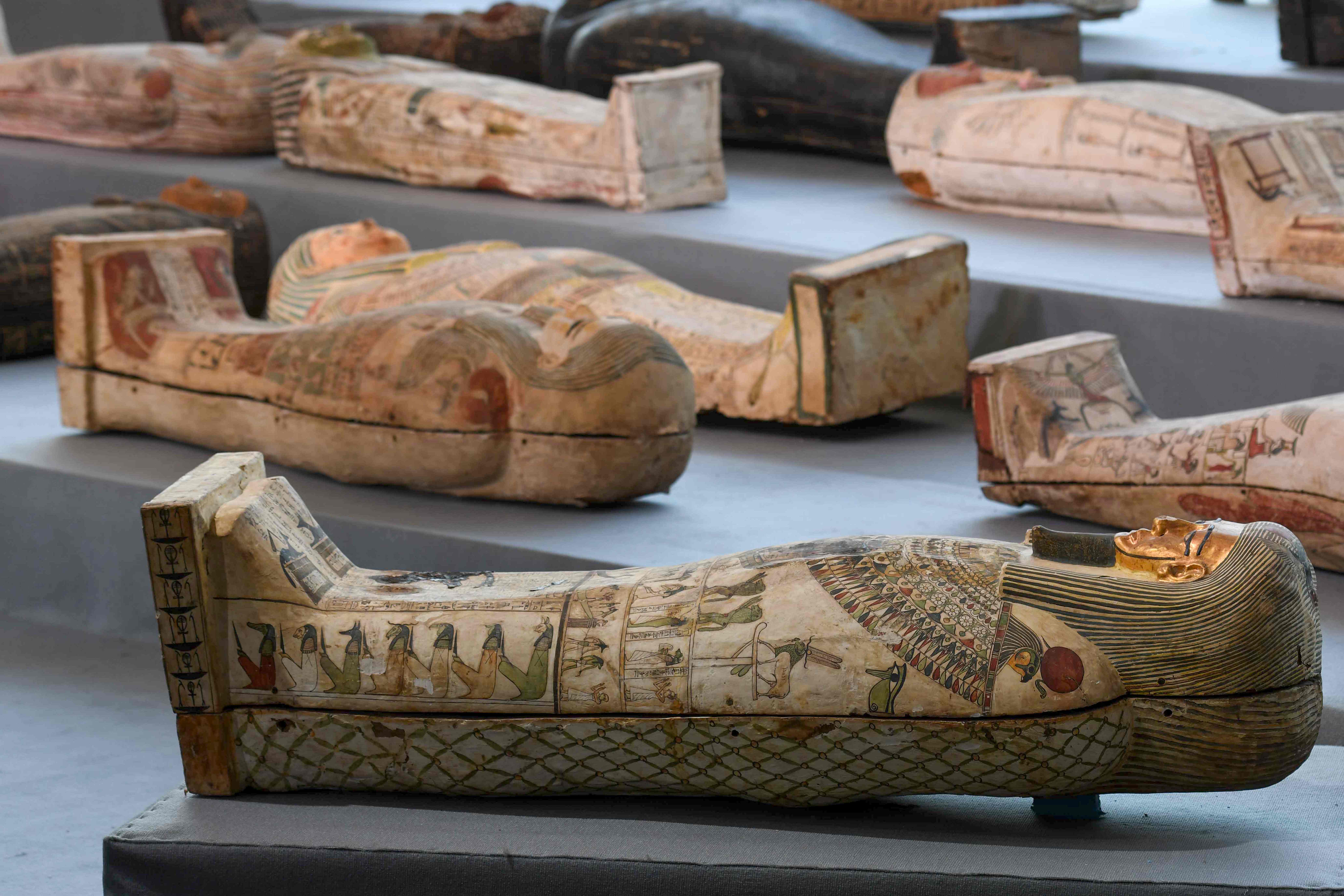 Los ataúdes de madera revelados pertenecieron a altos funcionarios del Período Tardío y el período Ptolemaico del antiguo Egipto. (Foto Prensa Libre: AFP)
