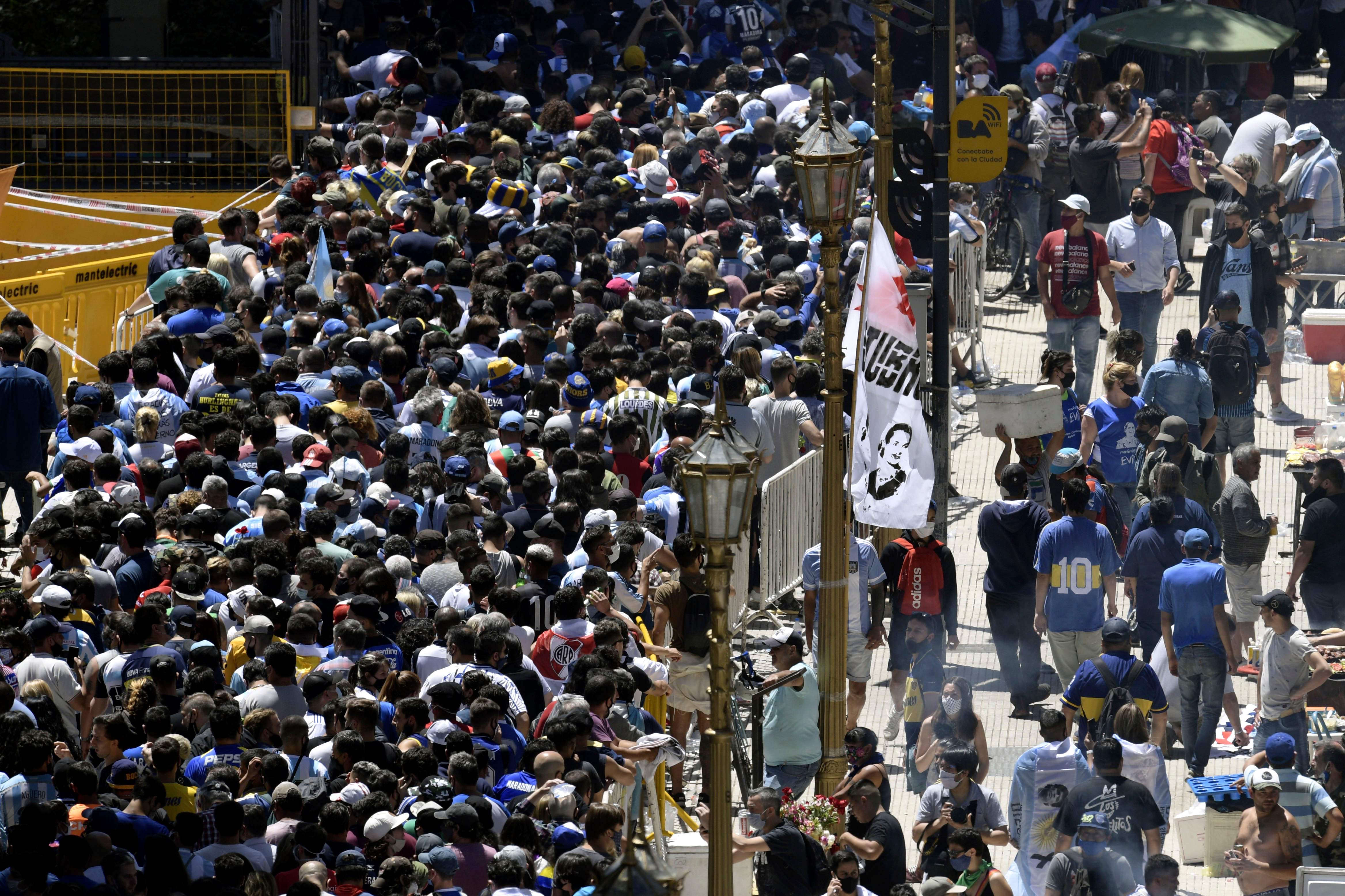 Decenas de fanáticos de Maradona intentan ingresar a la Casa Rosada, en Buenos Aires, Argentina. (Foto Prensa Libre: AFP)