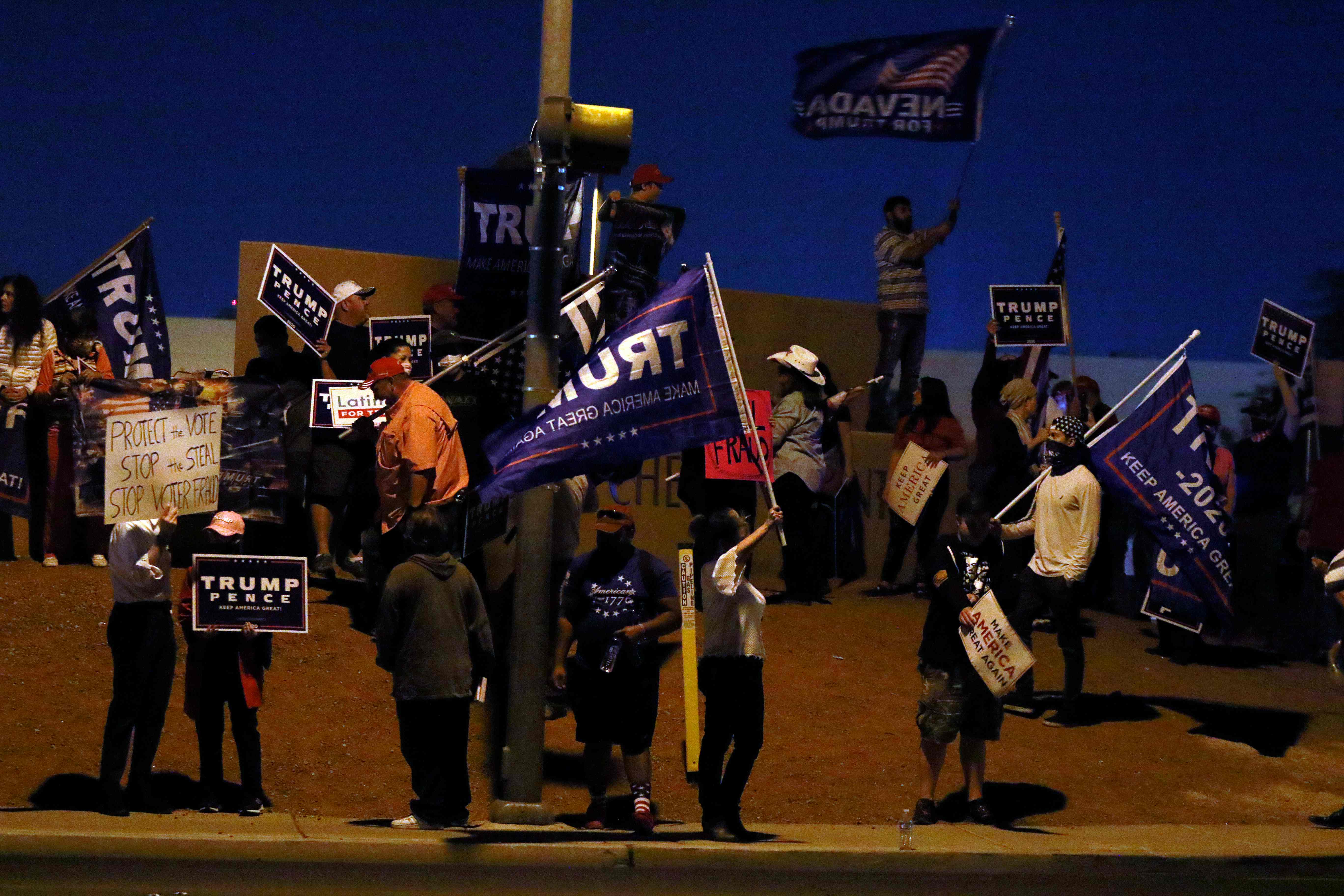 Los estadounidenses continúan a la espera de los resultados de las elecciones presidenciales entre Joe Biden y Donald Trump. (Foto Prensa Libre: AFP)