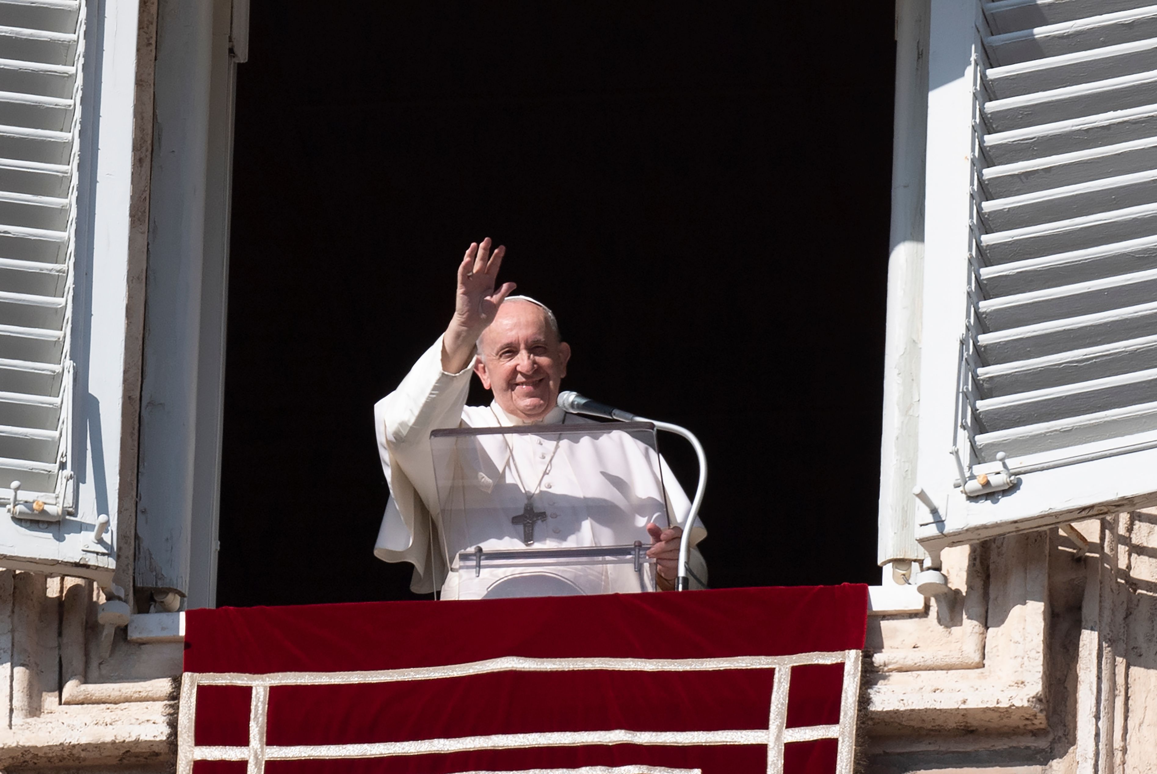 El Papa Francisco se dirige a los peregrinos reunidos en la plaza de San Pedro durante la oración del Ángelus dominical del 8 de noviembre en el Vaticano. (Foto Prensa Libre: AFP)