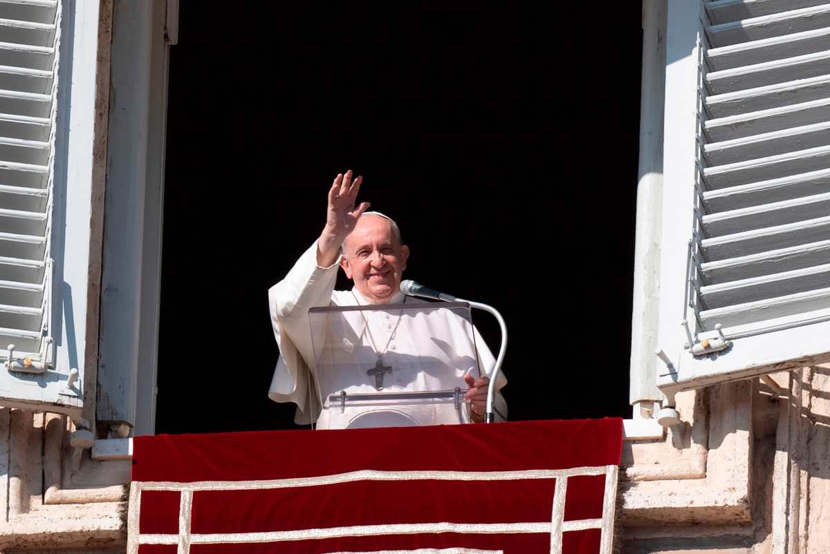El Papa Francisco se dirige a los peregrinos reunidos en la plaza de San Pedro durante la oración del Ángelus dominical del 8 de noviembre en el Vaticano. (Foto Prensa Libre: AFP)