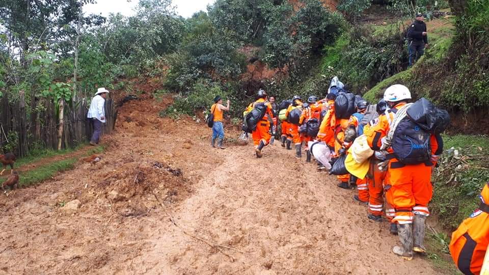Cientos de guatemaltecos aún se encuentran aislados y atrapados a la espera de auxilio en varios departamentos del norte del país. (Foto Prensa Libre: Mike Castillo)