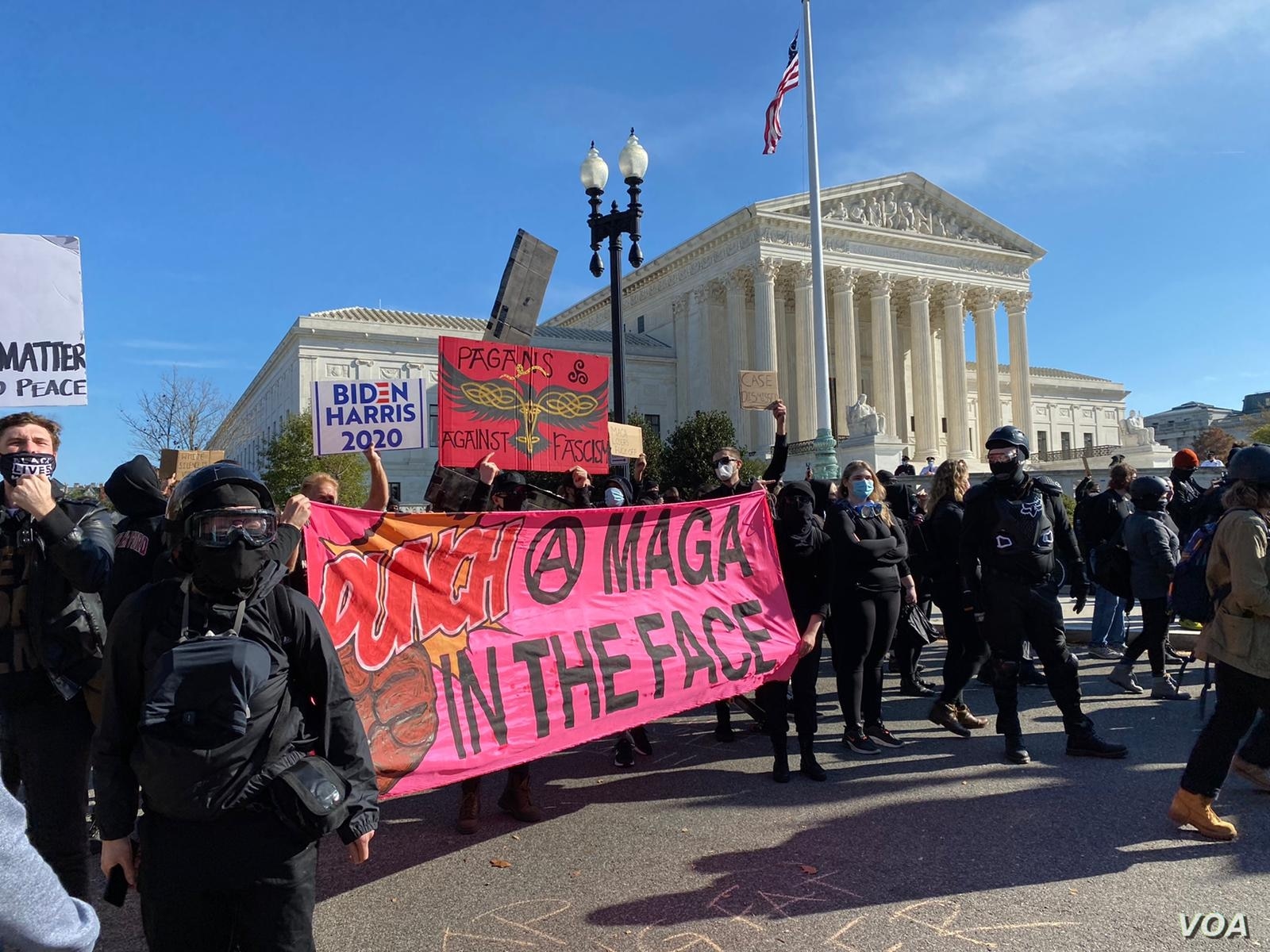 Miles de ciudadanos se manifiestan frente al Tribunal Supremo de Estados Unidos, Washington DC, en protesta por los resultados de las elecciones presidenciales, el 14 de noviembre de 2020. (Foto Prensa Libre: VOA)