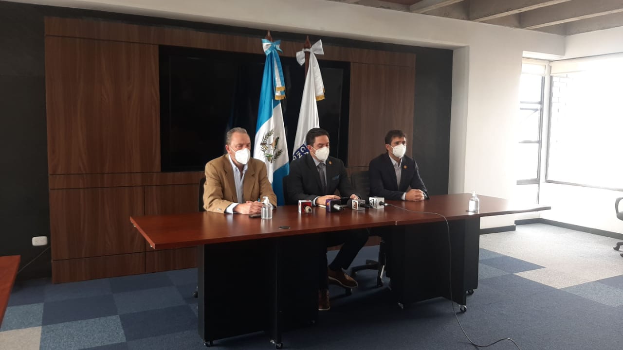 Directivos de la Cámara de la Industria de Guatemala hicieron un llamado para el presidente y vicepresidenta resuelvan sus diferencias mediante el diálogo. (Foto Prensa Libre: Andrea Domínguez / Guatevisión)