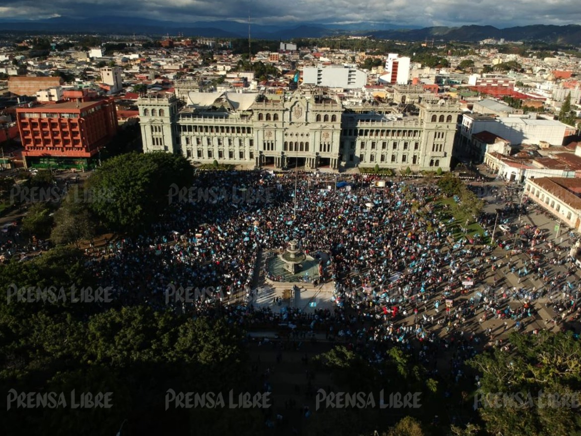 Manifestantes mostraron su inconformidad en la Plaza de la Constitución. Foto Prensa Libre: Carlos Hernánez.