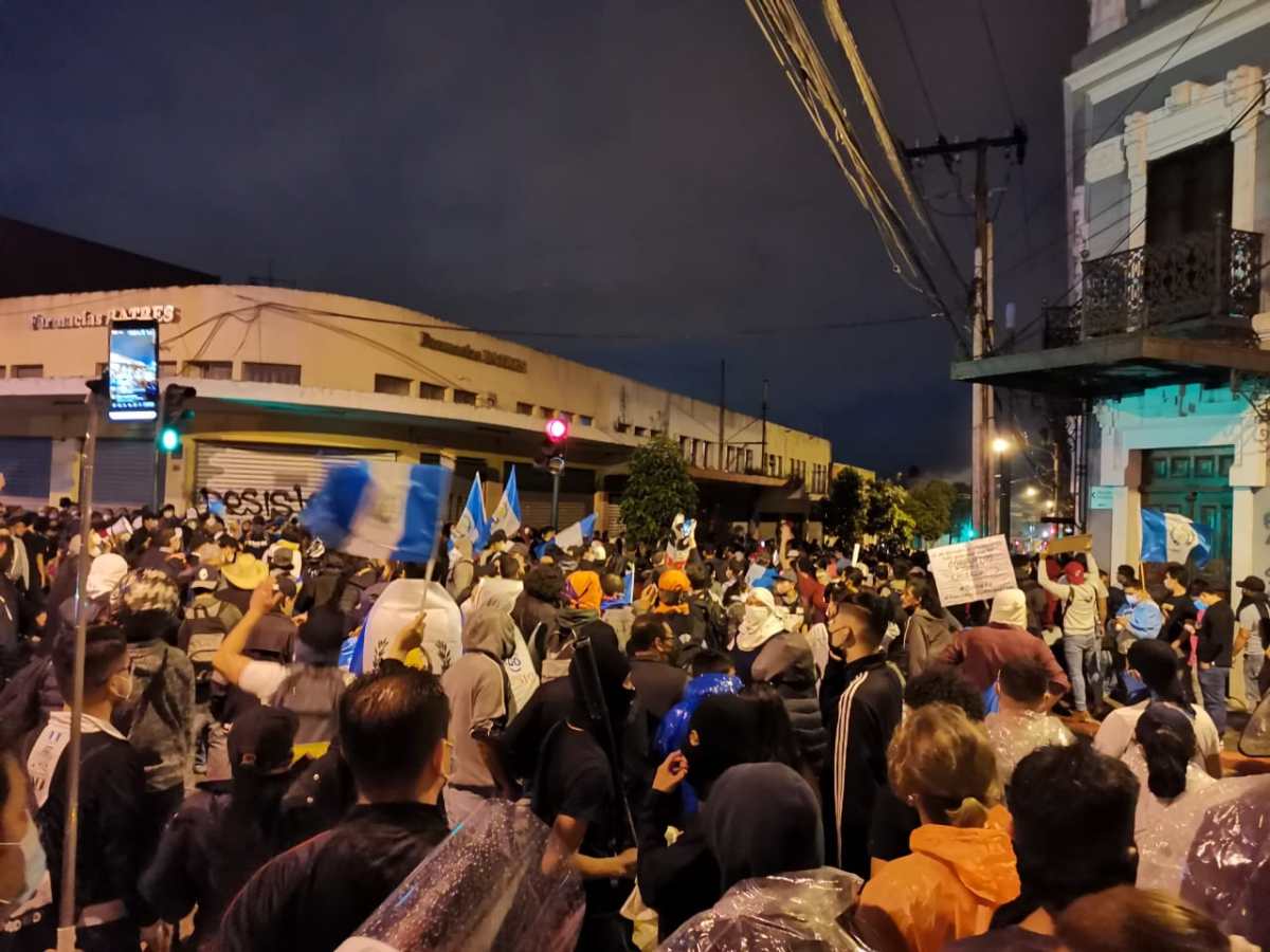 Así fueron las protestas nocturnas en cercanías al Congreso de Guatemala por el Presupuesto 2021