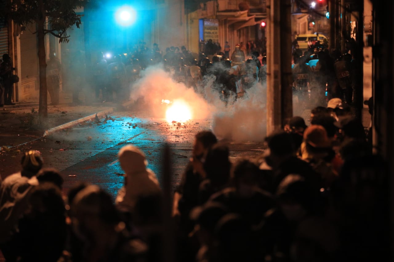 La Policía Nacional CIvil (PNC) lanzó bombas lacrimógenas a los manifestantes para disolverlos la noche del 21 de noviembre. (Foto Prensa Libre: Carlos Hernández)