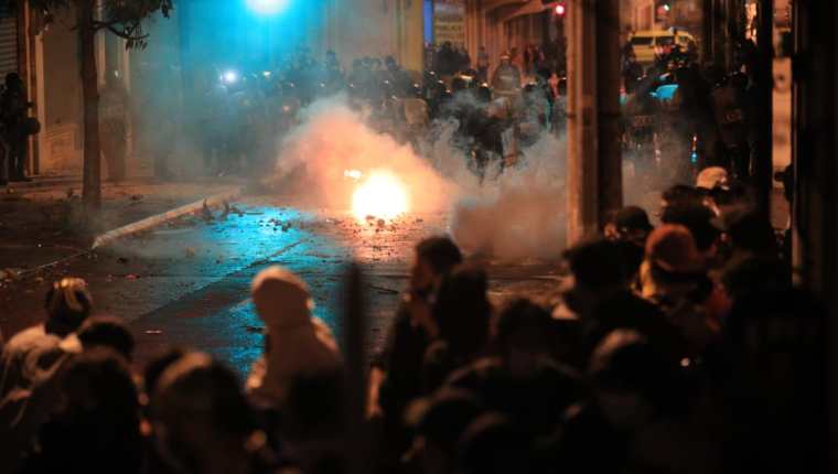 La Policía Nacional CIvil (PNC) lanzó bombas lacrimógenas a los manifestantes para disolverlos la noche del 21 de noviembre. (Foto Prensa Libre: Carlos Hernández)