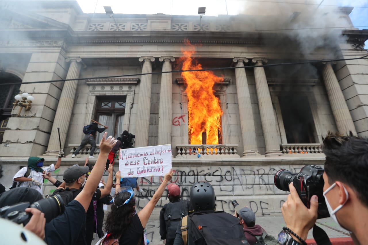 Autoridades del MP invetigarán si en los disturbios ocasionados en el Congreso hubo participación de pandilleros (Foto Prensa Libre: Erick Ávila)