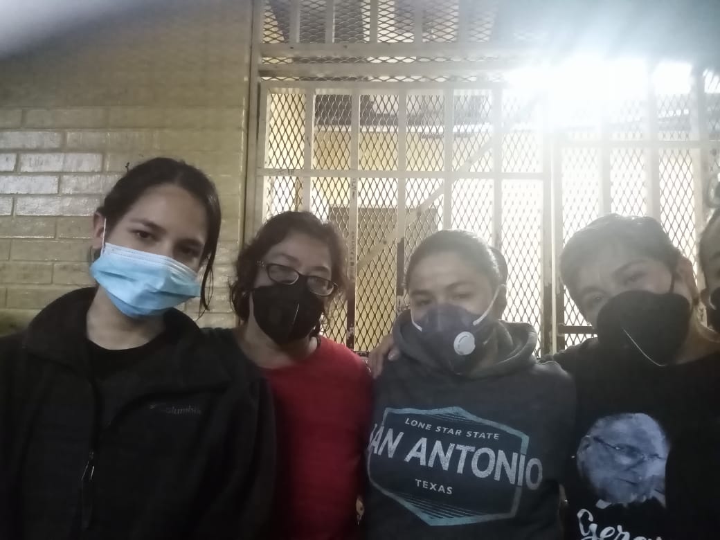 Paulina Estrada Mendoza junto a la familia conformada por Claudia, Mavelyn y Roxana Coronado mientras estaban detenidas en la Torre de Tribunales. (Foto Prensa Libre: cortesía)