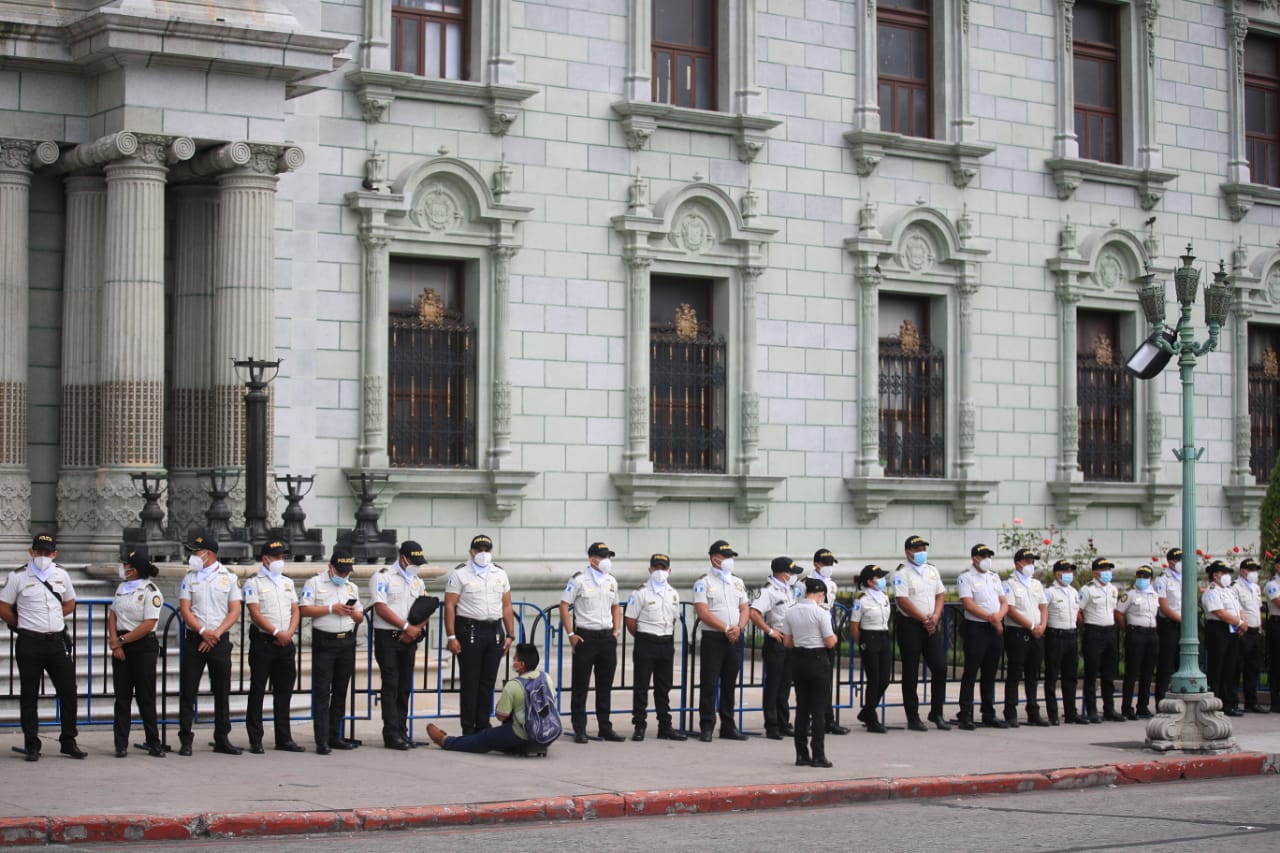 10.15 horas:  La Policía Nacional Civil (PNC)  montó filas de agentes para resguardar el palacio nacional, luego de las instrucciones del Ministerio de Gobernación. Esto como medida de seguridad después de los incendios causados en el interior del palacio legislativo en las protestas pasadas . (Foto Prensa Libre: Carlos Hernández Ovalle)