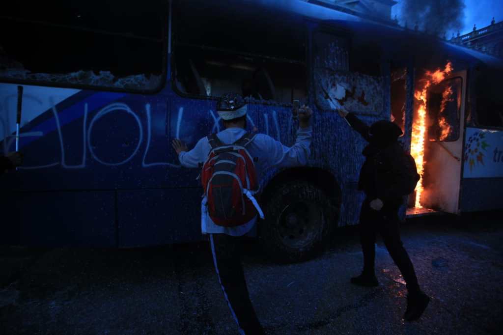 Un autobús fue incendiado en medio de la protesta. (Foto Prensa Libre: Carlos Hernández)
