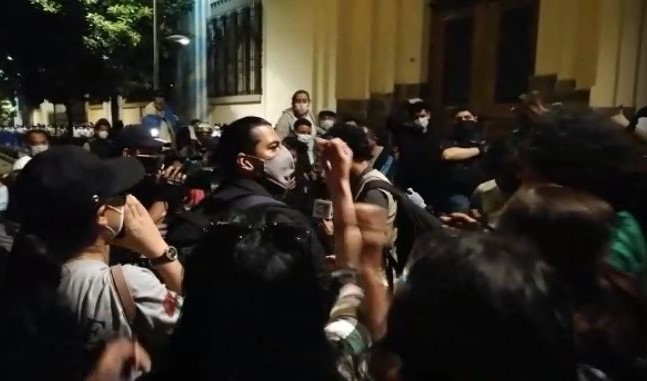 Periodistas de Prensa Libre y Guatevisión fueron agredidos por una turba la noche del 28 de noviembre mientras cubrían los incidentes frente a Casa Presidencial .(Foto Prensa Libre: Cortesía).